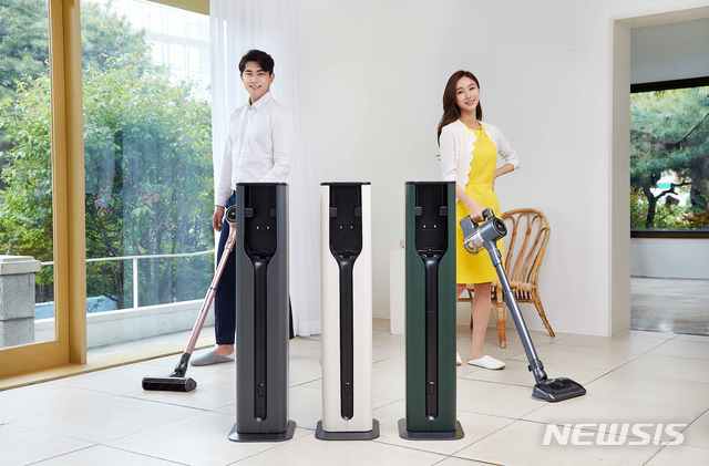 [서울=뉴시스] LG전자가 프리미엄 무선청소기 코드제로 A9과 A9S 씽큐 등 기존 모델을 사용하는 고객을 위해 신개념 거치대인 ‘올인원타워’를 별도 판매한다. 모델들이 각각 LG 코드제로 A9(사진 왼쪽)과 A9S 씽큐를 들고 청소기 충전, 액세서리 보관, 먼지통 비움이 한 번에 가능한 올인원타워를 소개하고 있다. 왼쪽부터 딥그레이, 카밍 베이지, 카밍 그린 색상의 올인원타워. (사진=LG전자 제공)