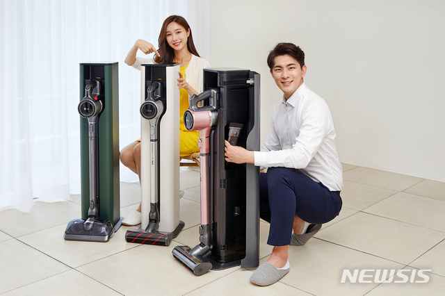 [서울=뉴시스] LG전자가 프리미엄 무선청소기 코드제로 A9과 A9S 씽큐 등 기존 모델을 사용하는 고객을 위해 신개념 거치대인 ‘올인원타워’를 별도 판매한다. 모델들이 각각 LG 코드제로 A9(사진 왼쪽)과 A9S 씽큐를 들고 청소기 충전, 액세서리 보관, 먼지통 비움이 한 번에 가능한 올인원타워를 소개하고 있다. 왼쪽부터 딥그레이, 카밍 베이지, 카밍 그린 색상의 올인원타워. (사진=LG전자 제공) 