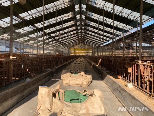 [용인=뉴시스]농림축산식품부는 ﻿정부가 지속 가능한 축산 환경을 조성하기 위해 2030년까지 축산 분야 온실가스 배출을 30% 줄이겠다는 내용을 담은 '축산환경개선 대책'을 6일 발표했다. 사진은 용인시 원산면에 위치한 한 축산 농가 모습.(사진=뉴시스DB)