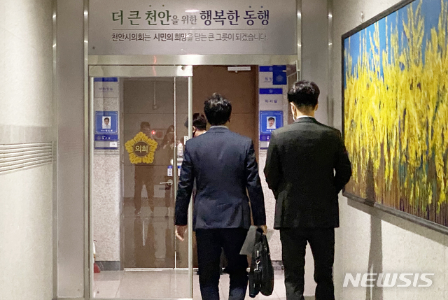 [천안=뉴시스]이종익 기자 = 충남경찰청이 3일 오전 천안시의회에서 부동산 투기 의혹 혐의 관련 황천순 천안시의회 의장의 사무실 등에서 수사 자료를 확보하기 위한 압수수색 영장을 집행 중인 가운데 황 의장(가운데)이 의장실에 들어가고 있다. 2021.05.03. 007news@newsis.com 
