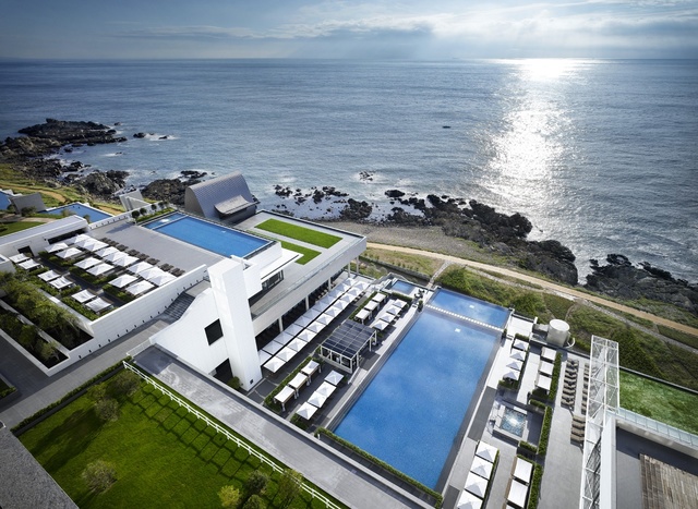 [부산=뉴시스] 아난티 힐튼 부산의 시그니처, ‘인피니티 풀’ 오픈 (자료=아난티 힐튼 부산 제공) *재판매 및 DB 금지