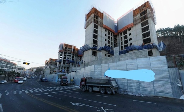 [포항=뉴시스] 강진구 기자 = 경북 포항시는 3일자로 공사가 중단돼 장기간 도심속의 애물단지로 방치돼 있던 ‘용흥동 금광포란재 아파트’에 대한 주택건설사업계획 승인을 취소했다고 밝혔다.사진은 종전 금광포란재 아파트.(사진=포항시 제공) 2021.05.03.photo@newsis.com *재판매 및 DB 금지