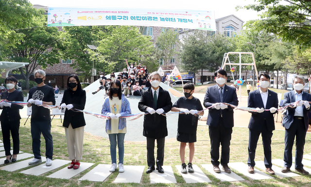 [전주=뉴시스] 한훈 기자 = 전북 전주시는 3일 덕진공원 맘껏놀이터와 덕진동 쇠똥구리공원에서 야호놀이터 릴레이 개장식을 했다.(사진=전주시 제공).2021.05.03.  photo@newsis.com *재판매 및 DB 금지