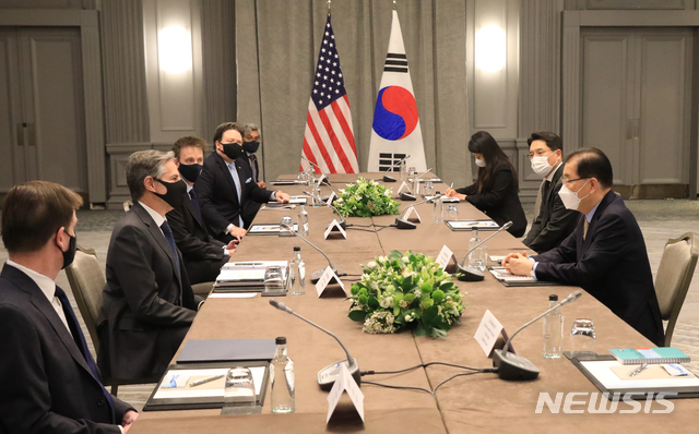 [서울=뉴시스]정의용 외교부 장관은 런던 G7 외교·개발장관회의 참석 계기 5월3일 오전(현지시간) 안토니 블링컨(Antony J. Blinken) 미국 국무부장관과 회담을 갖고 한미 정상회담 준비, 한반도 문제, 지역 및 글로벌 현안 등 상호 관심사에 대해 논의했다. (사진/외교부 제공) photo@newsis.com 