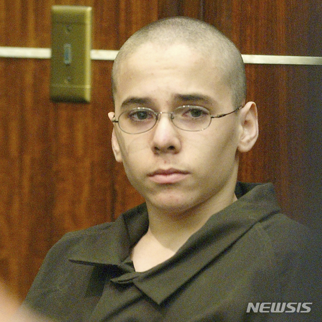 [마이애미=AP/뉴시스]지난 2004년 3월22일 친구를 살해한 혐의로 기소돼 마이애미 법정에 출석한 마이클 에르난데스. 2일(현지시간) 현지 언론에 따르면 그는 17년의 옥살이 끝에 지난달 29일 사망했다. 2021.05.03.