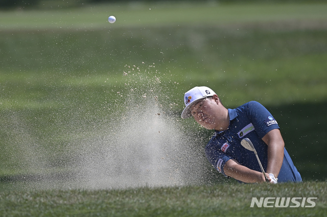 [팜하버=AP/뉴시스]임성재가 2일(현지시간) 미 플로리다주 팜 하버의 이니스브룩 리조트 코퍼헤드 코스에서 열린 미국프로골프(PGA) 투어 발스파 챔피언십 최종라운드 5번 그린에서 벙커샷을 하고 있다. 임성재는 최종합계 4언더파 280타로 이경훈과 함께 공동 29위로 대회를 마쳤다. 2021.05.03.