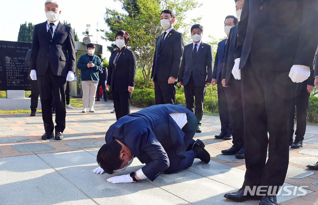 [서울=뉴시스]국회사진기자단 = 더불어민주당 송영길 신임 대표가 3일 서울 동작구 국립서울현충원 내 고 김대중 대통령 묘역을 찾아 큰절을 하고 있다. 2021.05.03. photo@newsis.com