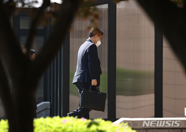 [과천=뉴시스]이영환 기자 = 김진욱 고위공직자범죄수사처(공수처) 처장이 지난 3일 오전 경기 과천시 공수처로 출근을 하고 있다. (공동취재사진) 2021.05.03. photo@newsis.com