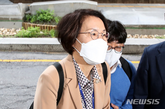 [서울=뉴시스]김병문 기자 = 임혜숙 과학기술정보통신부 장관 후보자가 3일 오전 인사청문회 준비 사무실이 마련된 서울 종로구 광화문우체국 빌딩으로 출근하고 있다. 2021.05.03. dadazon@newsis.com