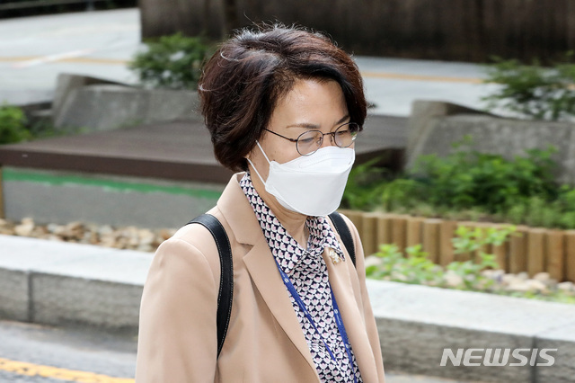 [서울=뉴시스]김병문 기자 = 임혜숙 과학기술정보통신부 장관 후보자가 3일 오전 인사청문회 준비 사무실이 마련된 서울 종로구 광화문우체국 빌딩으로 출근하고 있다. 2021.05.03. dadazon@newsis.com