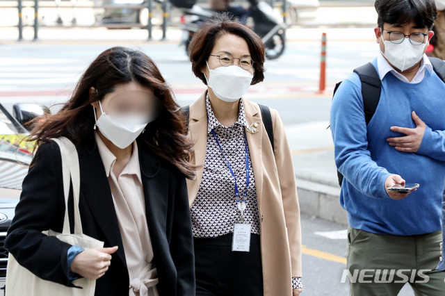 [서울=뉴시스]김병문 기자 = 임혜숙 과학기술정보통신부 장관 후보자가 3일 오전 인사청문회 준비 사무실이 마련된 서울 종로구 광화문우체국 빌딩으로 출근하고 있다. 2021.05.03. dadazon@newsis.com