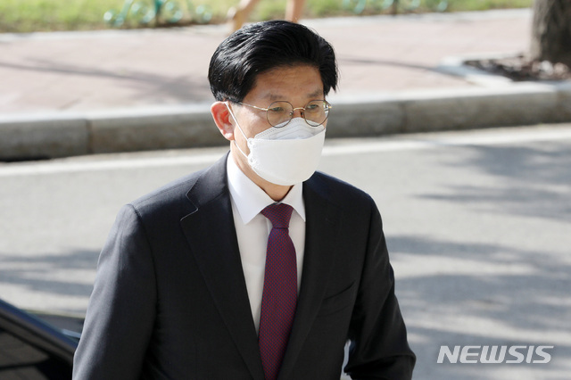 [과천=뉴시스]이영환 기자 = 노형욱 국토교통부 장관 후보자가 3일 오전 경기 과천시 정부과천청사 서울지방국토관리청에 마련된 청문회 준비 사무실로 출근을 하고 있다. (공동취재사진) 2021.05.03. photo@newsis.com