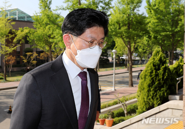 [과천=뉴시스]이영환 기자 = 노형욱 국토교통부 장관 후보자가 3일 오전 경기 과천시 정부과천청사 서울지방국토관리청에 마련된 청문회 준비 사무실로 출근을 하고 있다. (공동취재사진) 2021.05.03. photo@newsis.com
