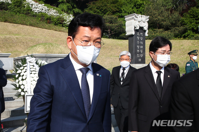 [서울=뉴시스]국회사진기자단 = 송영길 더불어민주당 신임 당대표가 3일 오전 서울 동작구 현충원을 방문해 고 박정희 전 대통령 묘역 참배를 마친 뒤 나오고 있다. 2021.05.03. photo@newsis.com