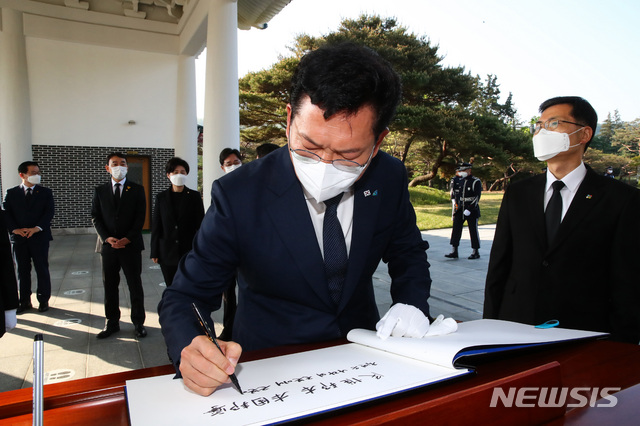 [서울=뉴시스]국회사진기자단 = 송영길 더불어민주당 신임 당대표가 3일 오전 서울 동작구 현충원을 방문해 참배를 마친 뒤 방명록을 작성하고 있다. 2021.05.03. photo@newsis.com