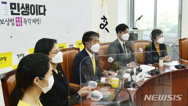 [서울=뉴시스]전진환 기자 = 여영국 정의당 대표가 3일 서울 여의도 국회에서 열린 대표단 회의에 참석, 발언하고 있다. (공동취재사진) 2021.05.03. photo@newsis.com