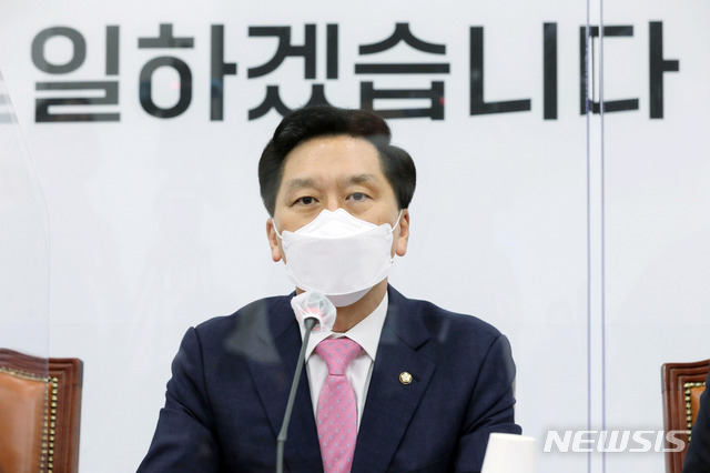 [서울=뉴시스]최동준 기자 = 국민의힘 김기현 당대표 권한대행 겸 원내대표가 3일 서울 여의도 국회에서 열린 비상대책위원회의에서 발언하고 있다. (공동취재사진) 2021.05.03. photo@newsis.com