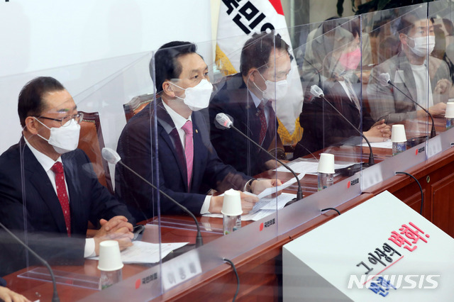 [서울=뉴시스]최동준 기자 = 국민의힘 김기현 당대표 권한대행 겸 원내대표가 3일 서울 여의도 국회에서 열린 비상대책위원회의에서 발언하고 있다. (공동취재사진) 2021.05.03. photo@newsis.com