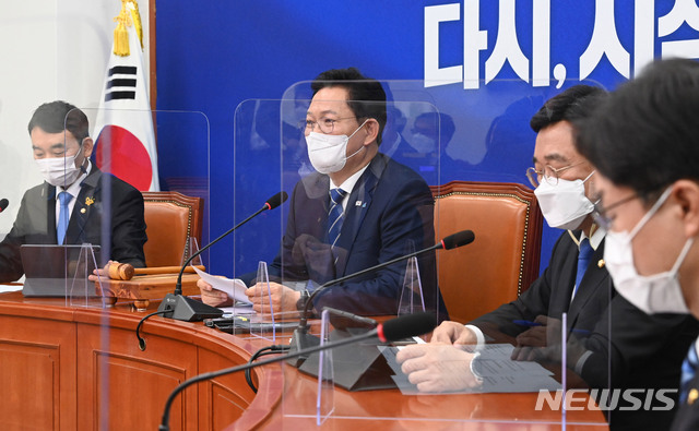 [서울=뉴시스]김진아 기자 = 송영길 더불어민주당 대표가 3일 오전 서울 여의도 국회에서 열린 최고위원회의에서 발언을 하고 있다. (공동취재사진) 2021.05.03. photo@newsis.com