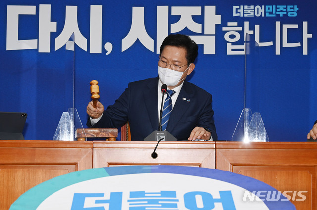 [서울=뉴시스]김진아 기자 = 송영길 더불어민주당 대표가 3일 오전 서울 여의도 국회에서 열린 최고위원회의를 주재하고 있다. (공동취재사진) 2021.05.03. photo@newsis.com