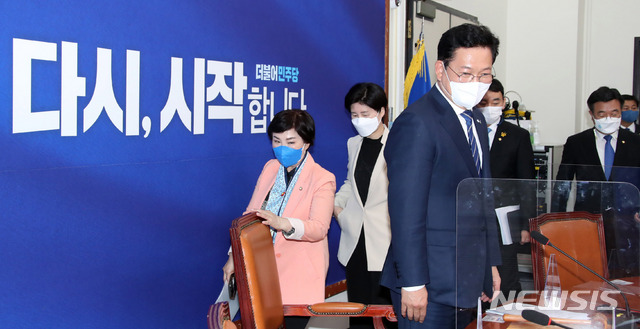 [서울=뉴시스]최동준 기자 = 더불어민주당 송영길 대표가 3일 서울 여의도 국회에서 열린 최고위원회의에 입장하고 있다. (공동취재사진) 2021.05.03. photo@newsis.com