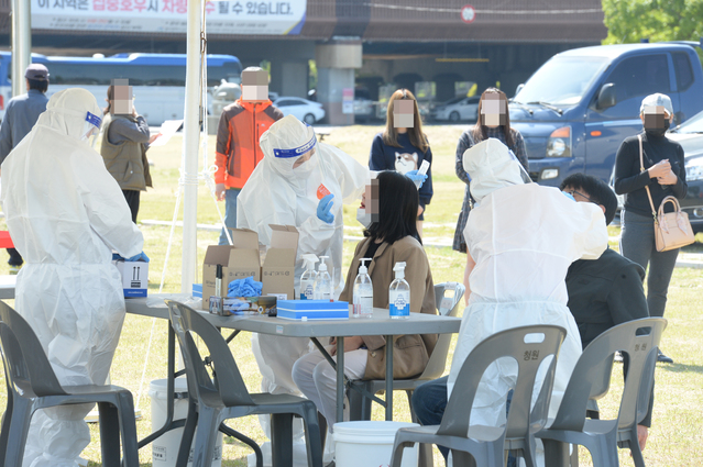 [울산=뉴시스] 배병수 기자 = 3일 오전 울산 남구 태화강둔치 주차장에 마련된 무료 임시 선별검사소에서 지역 주민들이 코로나19 검사를 받고 있다. 2021.05.03. bbs@newsis.com