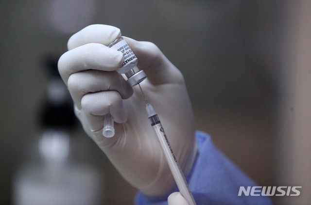 [서울=뉴시스] 코로나19 백신 보관소에서 의료진이 화이자 백신을 분주하고 있다. (사진=뉴시스DB)