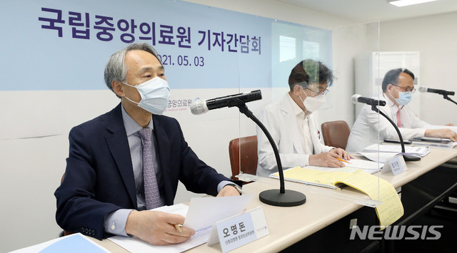 [서울=뉴시스]홍효식 기자 = 오명돈 신종감염병 중앙임상위원장이 3일 서울 중구 국립중앙의료원 중앙예방접종센터 G동에서 열린 국립중앙의료원 기자간담회에서 발언하고 있다. 2021.05.03. yesphoto@newsis.com