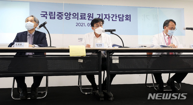 [서울=뉴시스]홍효식 기자 = 정기현(가운데) 국립중앙의료원 원장이 3일 서울 중구 국립중앙의료원 중앙예방접종센터 G동에서 열린 국립중앙의료원 기자간담회에서 발언하고 있다. 2021.05.03. yesphoto@newsis.com