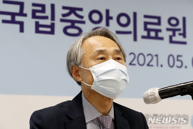 [서울=뉴시스]홍효식 기자 = 오명돈 신종감염병 중앙임상위원장이 3일 서울 중구 국립중앙의료원 중앙예방접종센터 G동에서 열린 국립중앙의료원 기자간담회에서 발언하고 있다. 2021.05.03. yesphoto@newsis.com