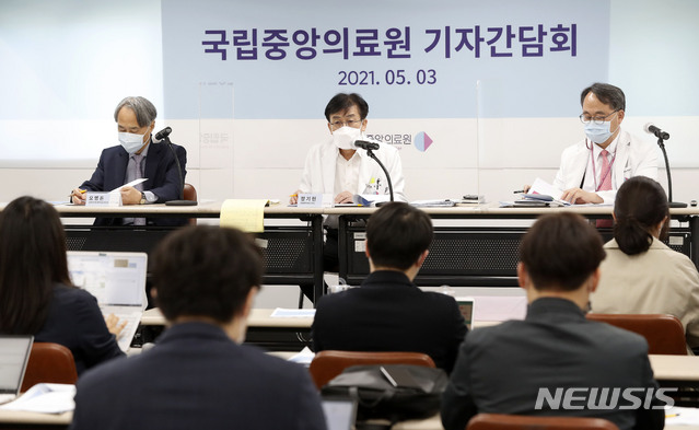 [서울=뉴시스]홍효식 기자 = 정기현(가운데) 국립중앙의료원 원장이 3일 서울 중구 국립중앙의료원 중앙예방접종센터 G동에서 열린 국립중앙의료원 기자간담회에서 발언하고 있다. 2021.05.03. yesphoto@newsis.com