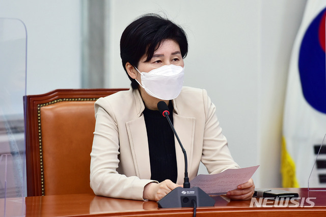 [서울=뉴시스]최동준 기자 = 더불어민주당 백혜련 최고위원이 3일 서울 여의도 국회에서 열린 최고위원회의에서 발언하고 있다. (공동취재사진) 2021.05.03. photo@newsis.com