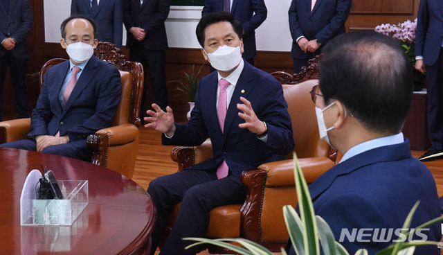 [서울=뉴시스]김진아 기자 = 김기현(가운데) 국민의힘 신임 원내대표 겸 대표 권한대행이 3일 서울 여의도 국회 의장실에서 박병석 국회의장을 예방하고 있다. (공동취재사진) 2021.05.03. photo@newsis.com