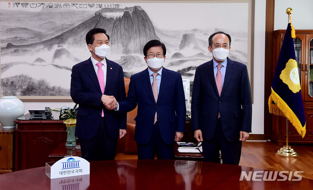 [서울=뉴시스]김진아 기자 = 박병석(가운데) 국회의장이 3일 서울 여의도 국회 의장실에서 김기현(왼쪽) 국민의힘 신임 원내대표 겸 대표 권한대행의 예방을 받고 있다. 오른쪽은 추경호 신임 국민의힘 원내수석부대표. (공동취재사진) 2021.05.03. photo@newsis.com