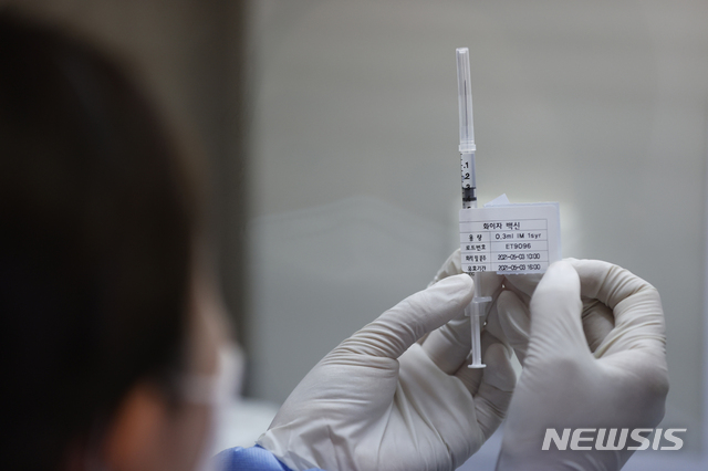 [서울=뉴시스]조수정 기자 = 코로나19 백신 수급 불균형이 발생하고 있는 가운데 3일 오전 서울 용산구 예방접종센터에서 의료진이 백신 분주작업을 하고 있다. (공동취재사진) 2021.05.03. photo@newsis.com