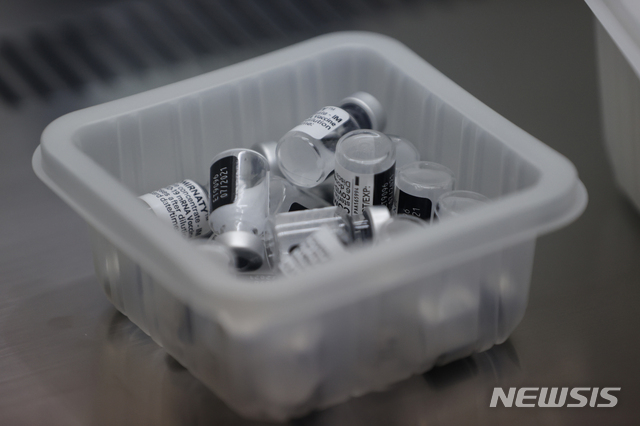 [서울=뉴시스] 분주(주사기에 옮겨 담음) 작업을 마친 코로나19 백신 빈 병이 쌓여 있는 모습. (사진=뉴시스 DB). photo@newsis.com