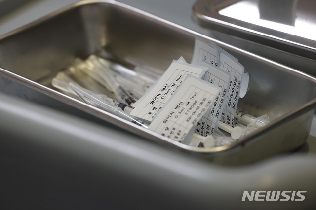 [서울=뉴시스] 예방접종센터에 코로나19 백신 주사기가 놓여있다. (사진=뉴시스DB)