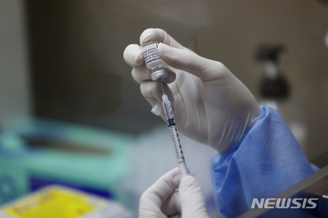 [서울=뉴시스] 의료진이 예방접종센터에서 백신 분주작업을 하고 있다. (사진= 뉴시스DB)