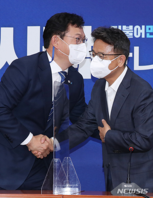 [서울=뉴시스]최동준 기자 = 이철희 청와대 정무수석(오른쪽)이 3일 서울 여의도 국회에서 더불어민주당 송영길 신임 대표를 예방해 인사하고 있다. (공동취재사진) 2021.05.03. photo@newsis.com