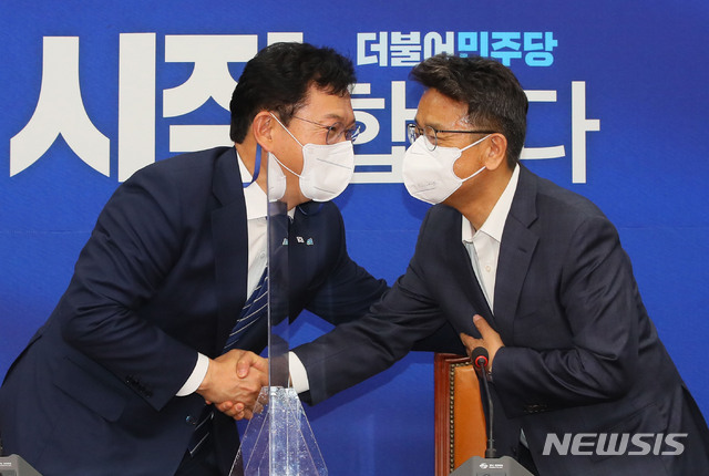 [서울=뉴시스]김진아 기자 = 송영길(왼쪽) 더불어민주당 신임 대표가 3일 서울 여의도 국회에서 이철희 청와대 정무수석을 접견하며 악수하고 있다. (공동취재사진) 2021.05.03. photo@newsis.com