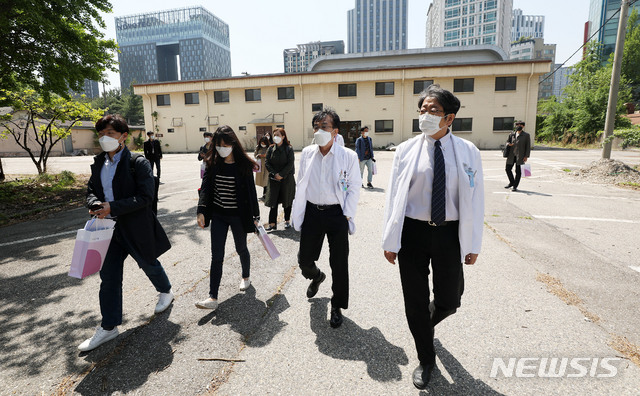 [서울=뉴시스]홍효식 기자 = 정기현 국립중앙의료원 원장, 오명돈 신종감염병 중앙임상위원장, 주영수 공공보건의료본부장을 비롯한 기자들이 3일 서울 중구 국립중앙의료원 중앙예방접종센터에서 기자간담회를 마친 뒤 옛 미공병단 신축이전 예정 부지를 둘러보고 있다. 2021.05.03. yesphoto@newsis.com