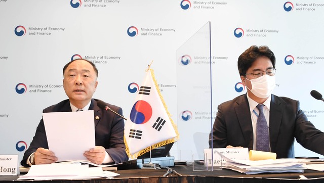 [서울=뉴시스]홍남기 부총리 겸 기획재정부 장관이 3일 서울 종로구 광화문 포시즌스호텔에서 화상으로 열린 '제24회 아세안+3 재무장관회의'에 의장으로 참석, 개회사를 하고 있다. (사진=기획재정부 제공) 2021.05.03. photo@newsis.com *재판매 및 DB 금지