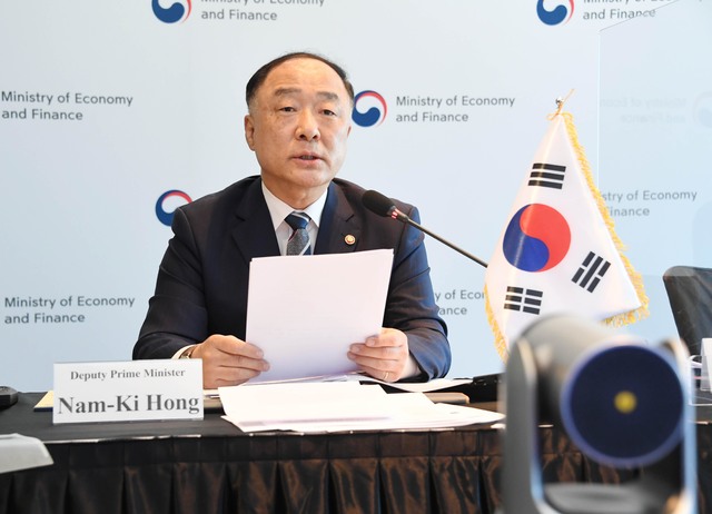 [서울=뉴시스]홍남기 부총리 겸 기획재정부 장관이 3일 서울 종로구 광화문 포시즌스호텔에서 화상으로 열린 '제24회 아세안+3 재무장관회의'에 의장으로 참석, 개회사를 하고 있다. (사진=기획재정부 제공) 2021.05.03. photo@newsis.com *재판매 및 DB 금지