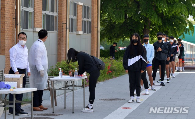 [서울=뉴시스]사진공동취재단 = 3일 서울 송파구 서울체육중고등학교에 설치된 코로나19 이동식 PCR 검사소에서 학생 및 교직원들이 검사를 받기 위해 줄을 서 있다. 2021.05.03. photo@newsis.com