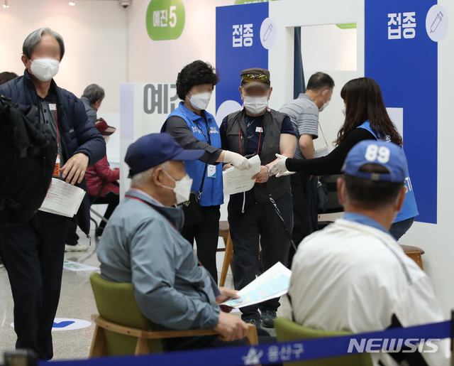 [서울=뉴시스]조수정 기자 = 코로나19 백신 수급 불균형이 발생하고 있는 3일 오전 서울 용산구 코로나19 예방접종센터에서 시민들이 접종 대기하고 있다. 2021.05.03. chocrysytal@newsis.com