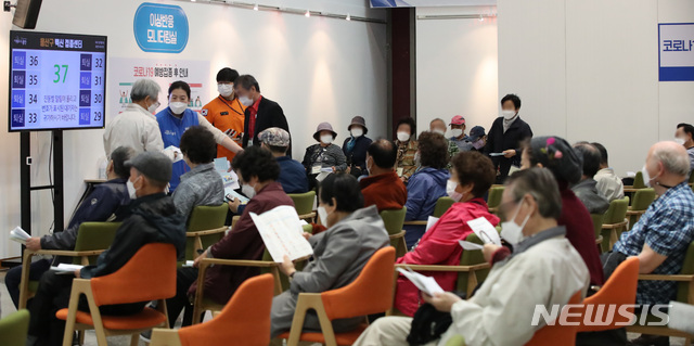 [서울=뉴시스]조수정 기자 = 코로나19 백신 수급 불균형이 발생하고 있는 3일 오전 서울 용산구 코로나19 예방접종센터에서 시민들이 접종 대기하고 있다. 2021.05.03. chocrysytal@newsis.com