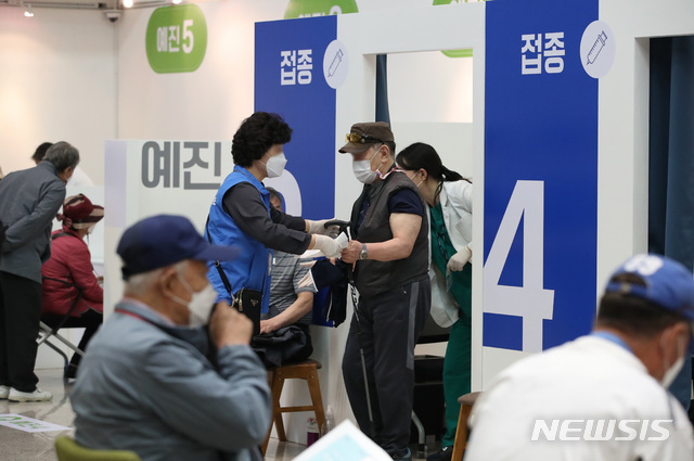 [서울=뉴시스]조수정 기자 = 코로나19 백신 수급 불균형이 발생하고 있는 3일 오전 서울 용산구 코로나19 예방접종센터에서 시민들이 접종 대기하고 있다. 2021.05.03. chocrysytal@newsis.com