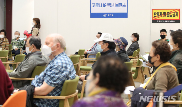 [서울=뉴시스]조수정 기자 = 코로나19 백신 수급 불균형이 발생하고 있는 3일 오전 서울 용산구 코로나19 예방접종센터에서 시민들이 접종 대기하고 있다. 2021.05.03. chocrysytal@newsis.com