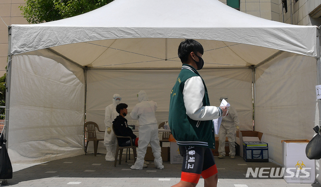 [서울=뉴시스]사진공동취재단 = 3일 서울 송파구 서울체육중고등학교에 설치된 코로나19 이동식 PCR 검사소에서 학생 및 교직원들이 검사를 받고 있다. 2021.05.03. photo@newsis.com