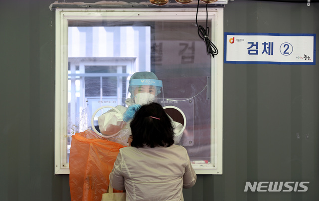 [서울=뉴시스]김병문 기자 = 코로나19 신규 확진자가 488명을 기록한 3일 오후 서울 중구 서울역 광장에 마련된 중구 임시 선별검사소에서 시민이 검사를 받고 있다. 2021.05.03. dadazon@newsis.com